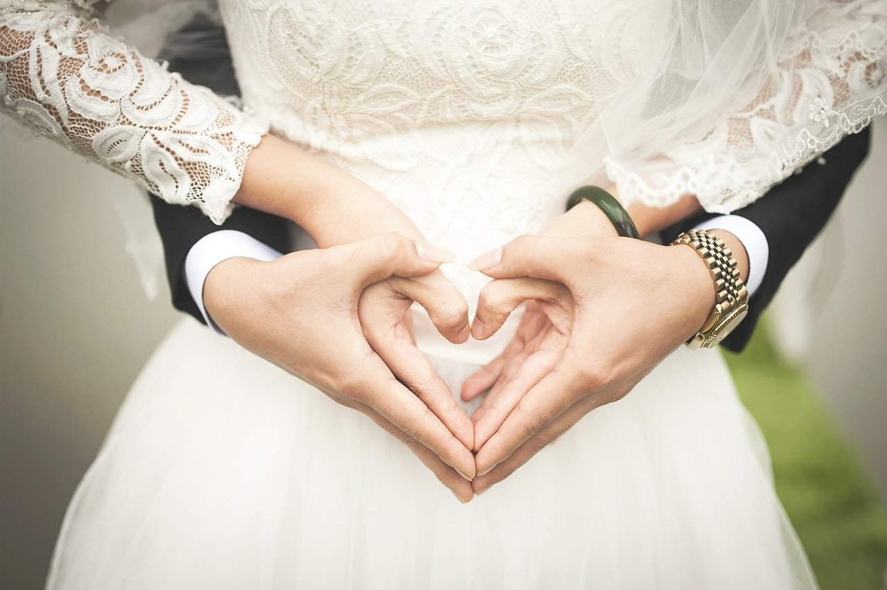 Bräutigam hält seine Braut in den Händen Hochzeit
