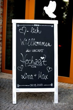 Begrüßungstafel mit Hochzeitsinformationen