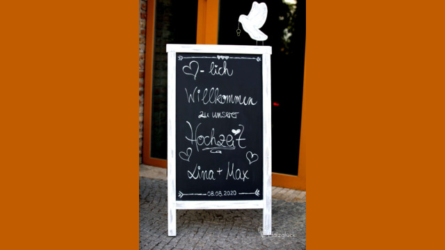 Begrüßungstafel mit Hochzeitsinformationen