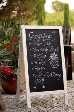 Begrüßungstafel mit Cocktailangebot