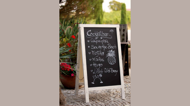 Begrüßungstafel mit Cocktailangebot