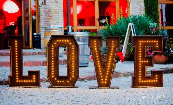 Love Buchstaben aus Holz Outdoor