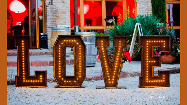 Love Buchstaben aus Holz Outdoor