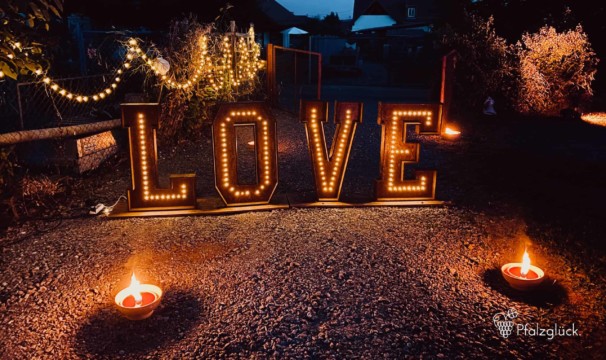 Love Buchstaben aus Holz bei Nacht