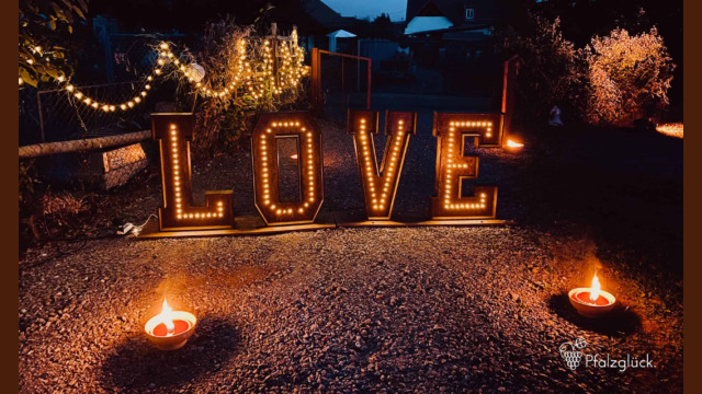 Love Buchstaben aus Holz bei Nacht