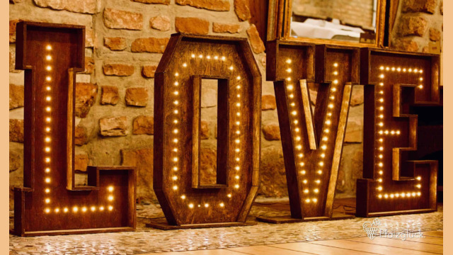 Love Buchstaben aus Holz