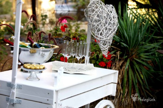 Bestückte Sektbar aus Holz