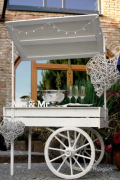 Dekorierte Sektbar aus Holz